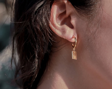 Oorbellen 18k verguld met hanger - oorringen versierd met gravure gezicht - hangende oorbellen gemaakt van 925 zilver goud vermeil - KARTINI goud