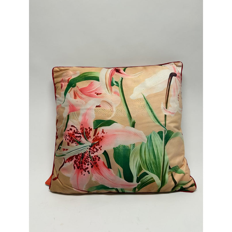 Sierkussen Lily 45*45 De kussenhoes wordt geleverd met vulling en is voorzien van een ritssluiting.