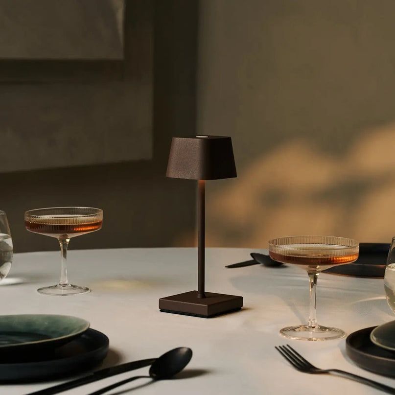 Combi Set Professional-4 X Sarphati Mini Mocha Brown oplaadbare tafellampen & 1 x Amstel Wireless Laying Station met Qi-Technology-Perfect voor restaurants, gastvrijheid en hotels