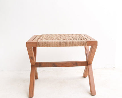 Grote houten kruk INDRA (beige) gemaakt van Trembesi met een zitvlak van geweven gerecycled papier