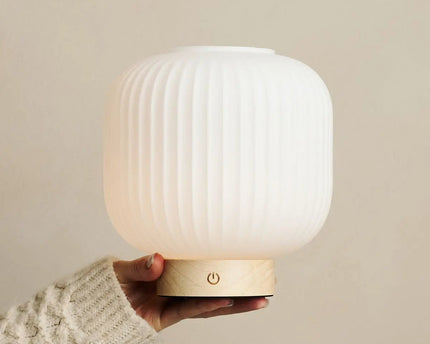 LYLA Unieke oplaadbare lamp - Frosted glas en houten basis, dimable, 3 lichte modi
