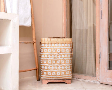 Wasmand met deksel DARI Handgeweven van bamboe met een beige wit zigzagpatroon