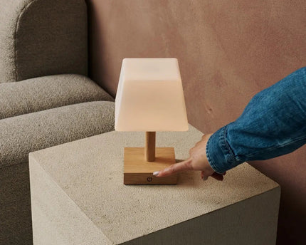 Tommy lichtbruine houten tafellamp met glas - oplaadbare, dimbare lamp, draadloze verlichting