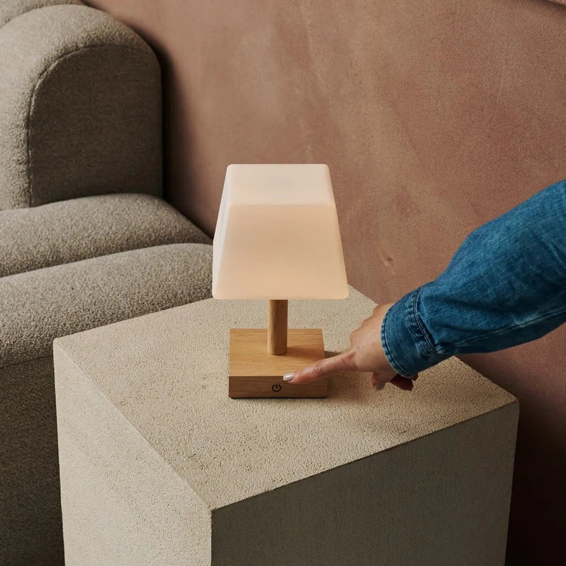 Tommy lichtbruine houten tafellamp met glas - oplaadbare, dimbare lamp, draadloze verlichting