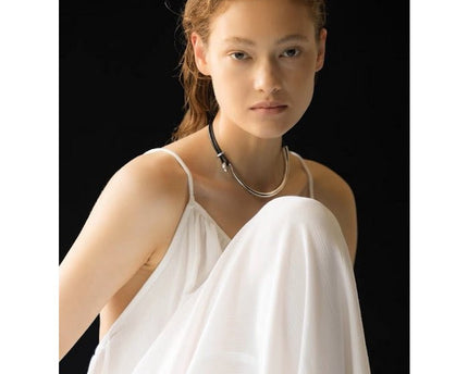 Minimalistische zilveren ketting met leren koord