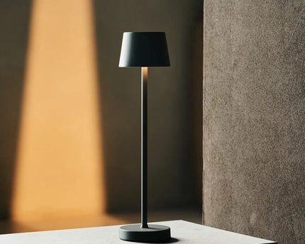 Combi Set Professional – 4 x Vondel Mini Stone Grey Rechargeable Table Lamps & 1 x Amstel Wireless Charging Station with Q1-Technology – Perfect for Restaurants, Hospitality & Hotels