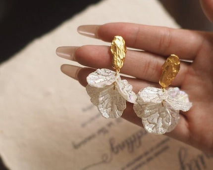 Elegante witte zeemeerminstaart oorbellen