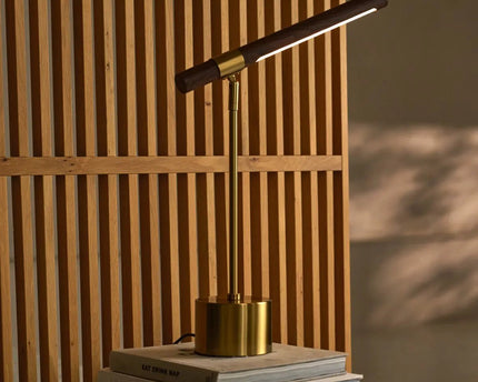 Livia goudkleurige metalen lamp met hout – verstelbare LED, Scandinavisch design voor kantoor en woonkamer