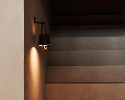 Cielo donkerbruine oplaadbare metalen wandlamp – draadloos, dimbaar en stijlvol