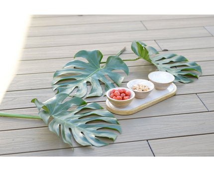 Aperitief set van 3 witte kopjes op witte houten lade