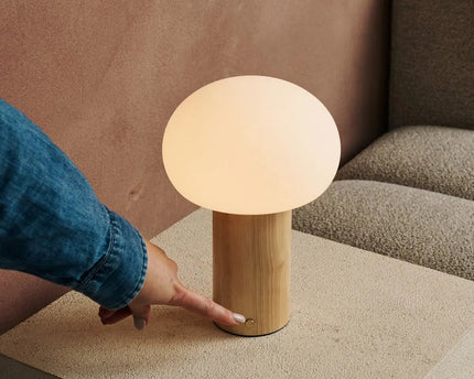 Sam lichtbruine houten tafellamp met glas en oplaadbare batterij | Dimbare en veelzijdige verlichting