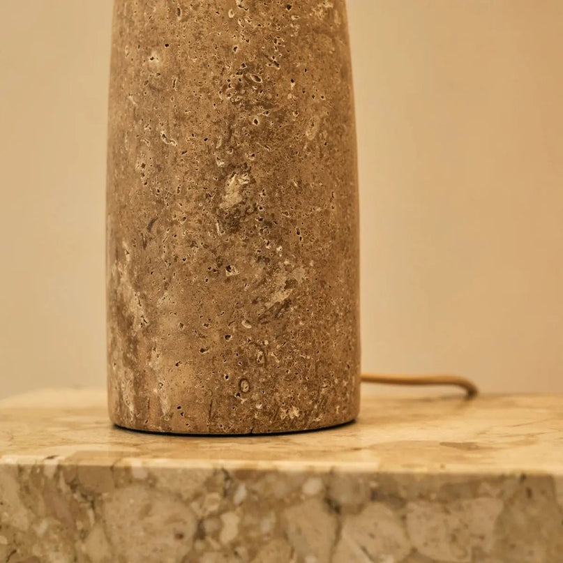 Isla travertijnlamp met katoenen kap – elegant en tijdloos