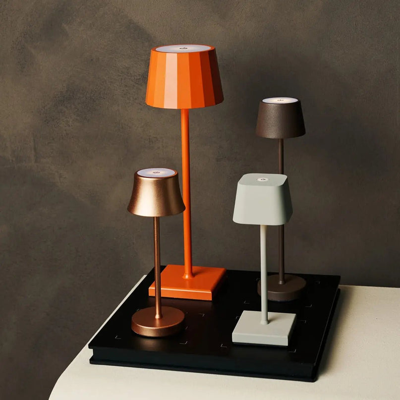 Combi Set Professional-4 X Wouter Delftware Blue Oplaadbare tafellampen & 1 x Amstel Wireless Laying Station met Qi-Technology-Perfect voor restaurants, gastvrijheid en hotels