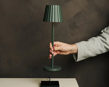 Maya olijfgroen geribbelde tafellamp gemaakt van ijzer - dimbare lamp en 3 lichtmodi, oplaadbaar via draadloos laadstation