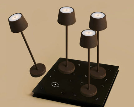 Combi Set Professional-4 X Vondel Mini Mocha Brown Oplaadbare tafellampen & 1 x Amstel Wireless Lay Station met Q1-Technology-Perfect voor restaurants, gastvrijheid en hotels