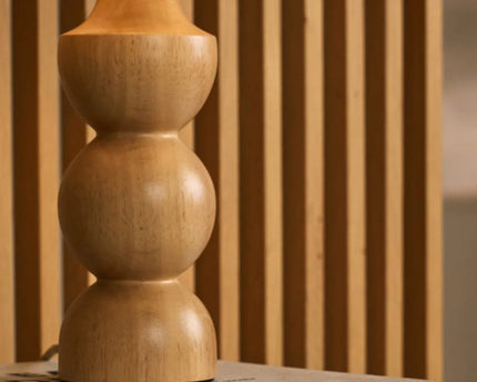 Oliver lichtbruine houten lamp met beige schaduw | Elegant geometrisch ontwerp voor uw huis