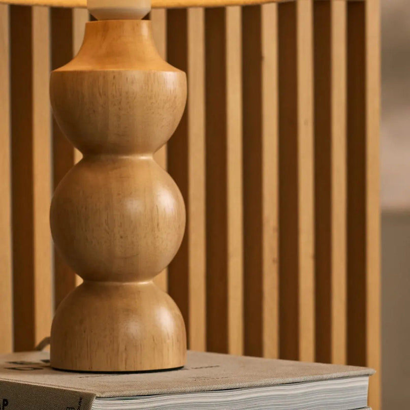Oliver lichtbruine houten lamp met beige schaduw | Elegant geometrisch ontwerp voor uw huis