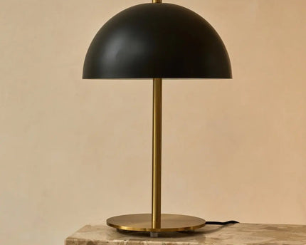 Lola goud-zwarte tafellamp – elegant metalen ontwerp met aan/uit-schakelaar