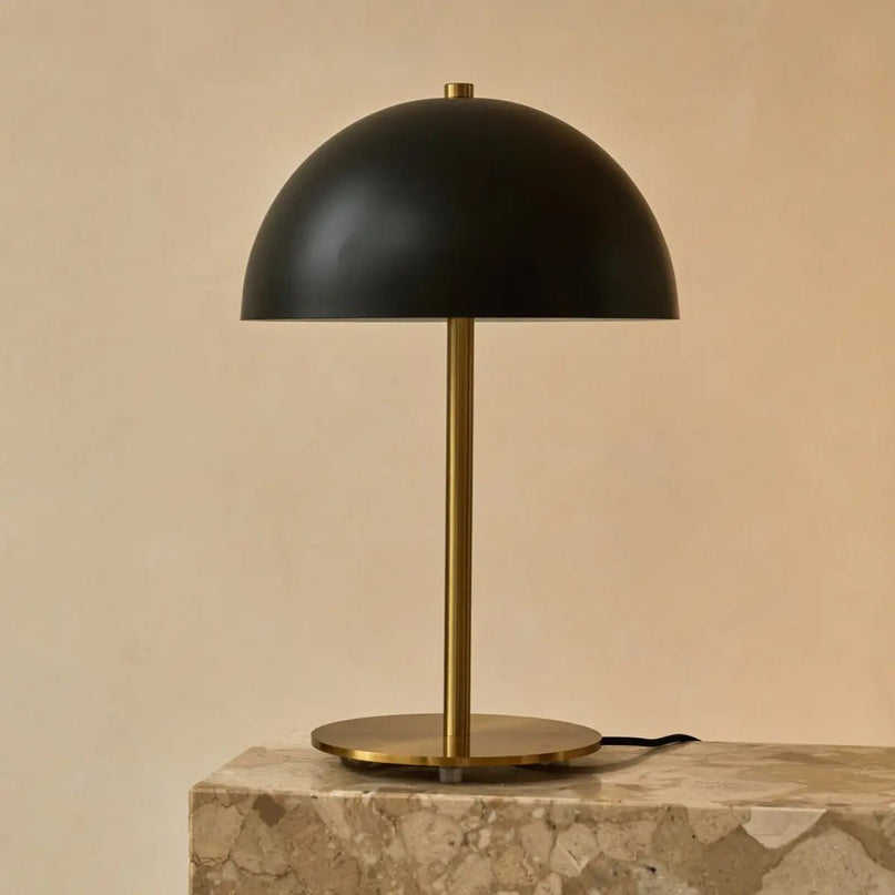 Lola goud-zwarte tafellamp – elegant metalen ontwerp met aan/uit-schakelaar