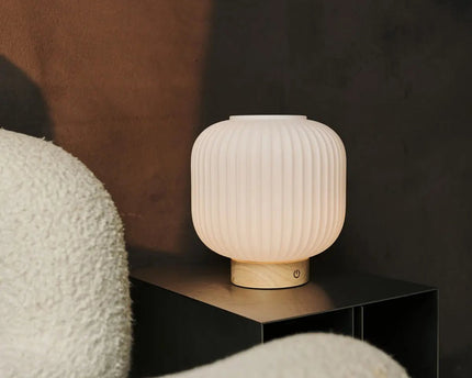 LYLA Unieke oplaadbare lamp - Frosted glas en houten basis, dimable, 3 lichte modi