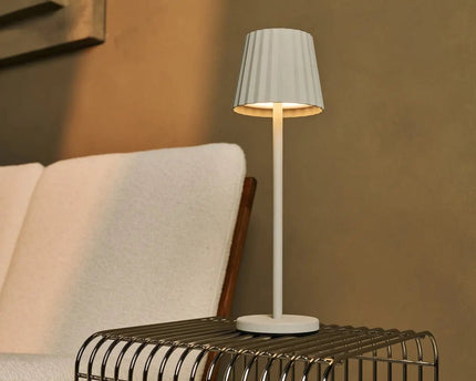 Maya Schaduw grijs geribbelde tafellamp gemaakt van ijzer - dimbare lamp en 3 lichtmodi, oplaadbaar via draadloos laadstation