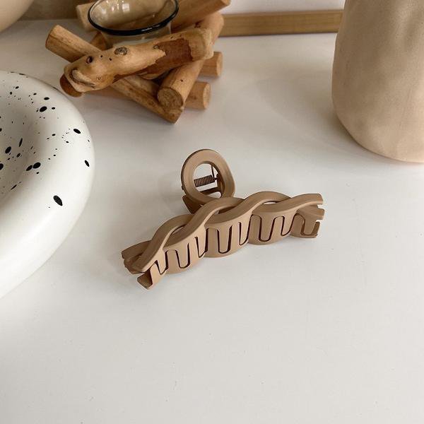 Melkachtige koffie kleurtoon klauw haarclips