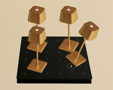 Combi Set Professional-4 x Sarphati Mini Gold Oplaadbare tafellampen & 1 x Amstel Wireless Lay Station met Qi-Technology & Perfect voor restaurants, gastvrijheid en hotels