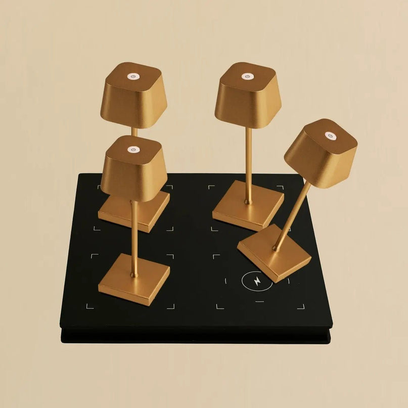 Combi Set Professional-4 x Sarphati Mini Gold Oplaadbare tafellampen & 1 x Amstel Wireless Lay Station met Qi-Technology & Perfect voor restaurants, gastvrijheid en hotels