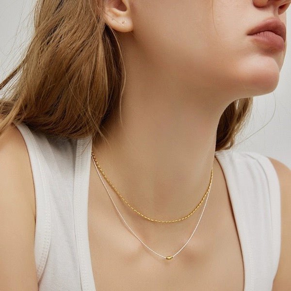 Moderne chique gestapelde kettingen-goud en zilver