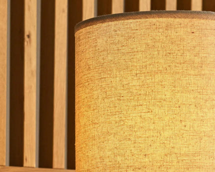 Lara donkerbruine houten tafellamp met crème linnen schaduw - rustieke woningverlichting
