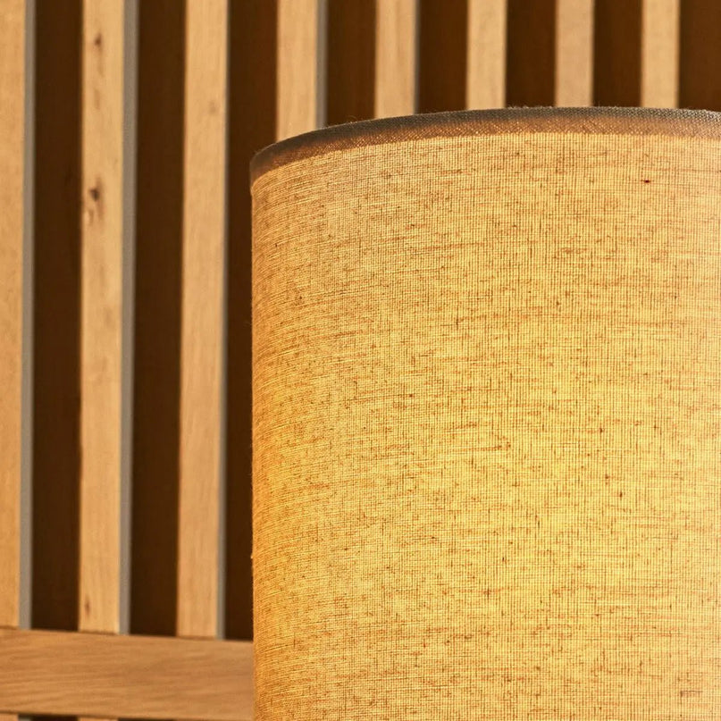 Lara donkerbruine houten tafellamp met crème linnen schaduw - rustieke woningverlichting