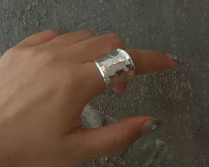 Gedurfde look hamerende textuur brede zilveren ring