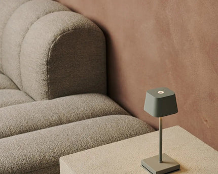 Sarphati Mini Shadow Gray Dordeloze tafellamp perfect voor de horeca -industrie - draadloos oplaadbaar via laadstation, dimbare lamp en 3 lichtmodi