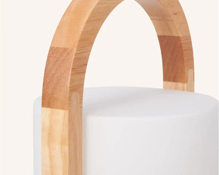 George lichtbruine houten oplaadbare lamp gecombineerd met matglas en een handvat
