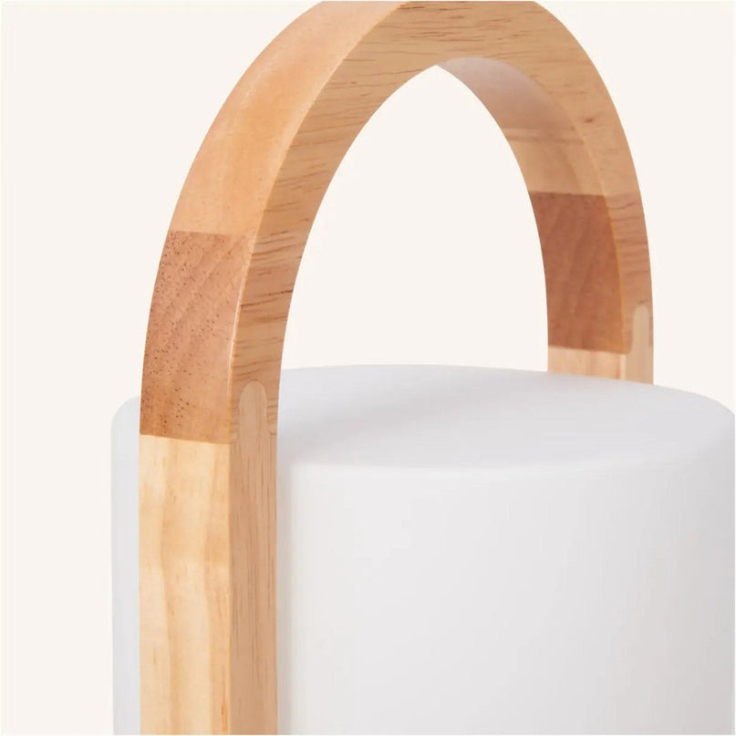 George lichtbruine houten oplaadbare lamp gecombineerd met matglas en een handvat