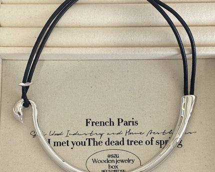 Minimalistische zilveren ketting met leren koord