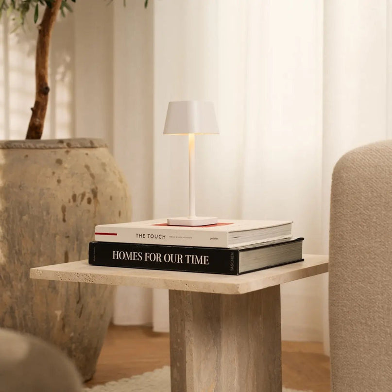 Ava witte oplaadbare tafellamp – stijlvolle, draadloze en dimbare verlichting