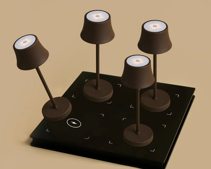 Combi Set Professional-4 X de Pijp Mini Mocha Brown oplaadbare tafellampen & 1 x Amstel Wireless Charging Station met Qi-Technology-Perfect voor restaurants, gastvrijheid en hotels