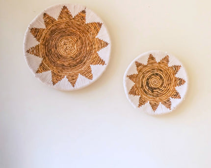 Ronde Boho Wandmand – Geweven Wanddecoratie – Decoratieve Schaal – Geweven Wandbord met Geborduurd Sterpatroon ADARI (2 maten, Ø30/40 cm)