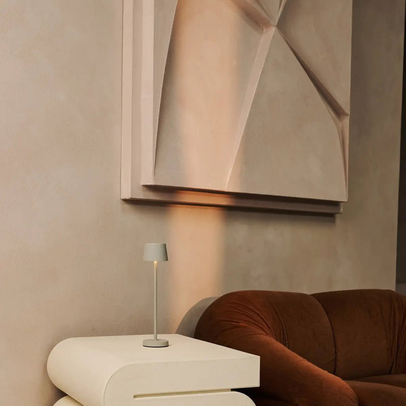 Combi Set Professional-4 X Vondel Mini Shadow Gray Oplaadbare tafellampen & 1 x Amstel Wireless Lay Station met Q1-Technology-Perfecte lampen voor restaurants, gastvrijheid en hotels
