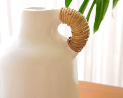 Vaas Witte kleine decoratieve vaas voor gedroogde of verse bloemen, handgegoten uit klei met rotan handvat SANA