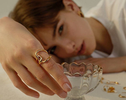 Crossover-ringen met geometrisch vloeiend ontwerp