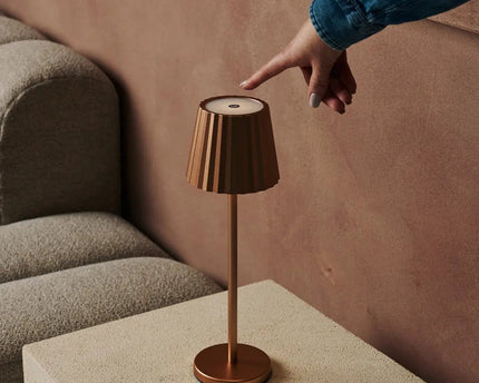 Maya koper geribbelde tafellamp gemaakt van ijzer - dimbare lamp en 3 lichtmodi, oplaadbaar via draadloos laadstation