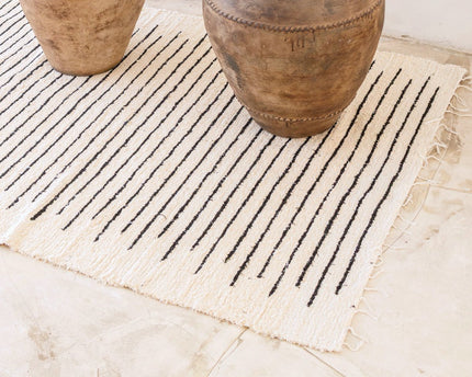 Groot vloerkleed van wit katoen met zwarte strepen 150x120 cm KERTA handgeweven