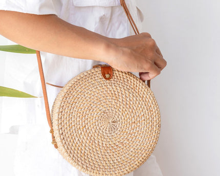 Ronde rotan tas beige handgemaakte crossbody tas met synthetische lederen riemen schoudertas Boho Bali tas SENJA (natuurlijk)