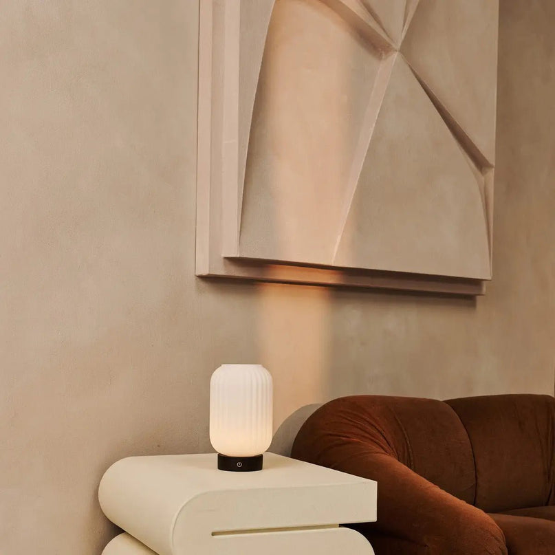 Lilly donkerbruin unieke oplaadbare lamp - matglaslamp, houten basis, dimable, 3 lichte modi