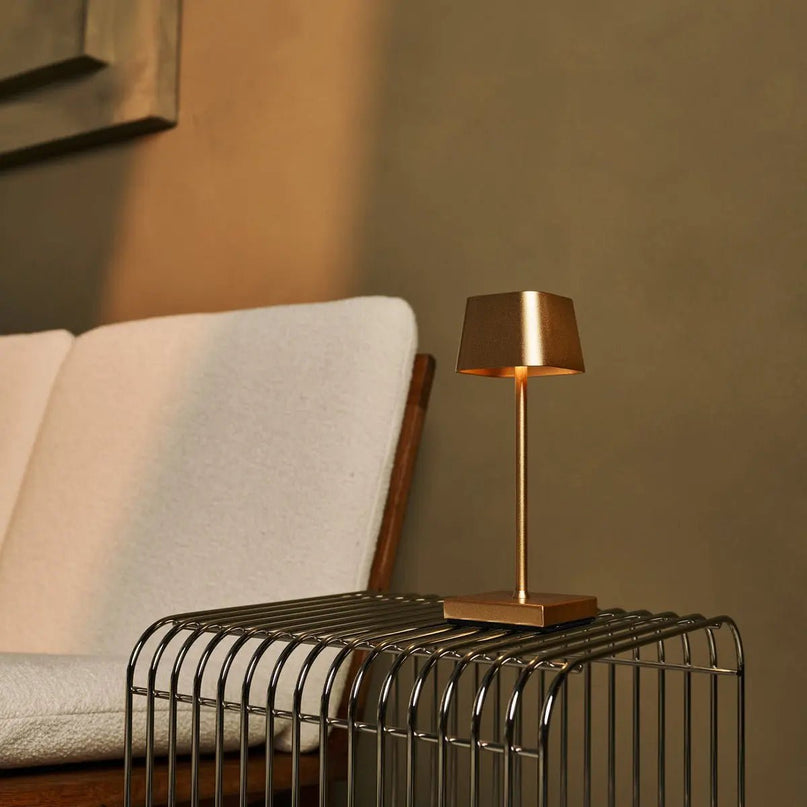 Combi Set Professional-8 x Sarphati Mini Gold Oplaadbare tafellampen & 1 x Centraal station Wireless laadstation met Qi-Technology-Perfect voor restaurants, gastvrijheid en hotels