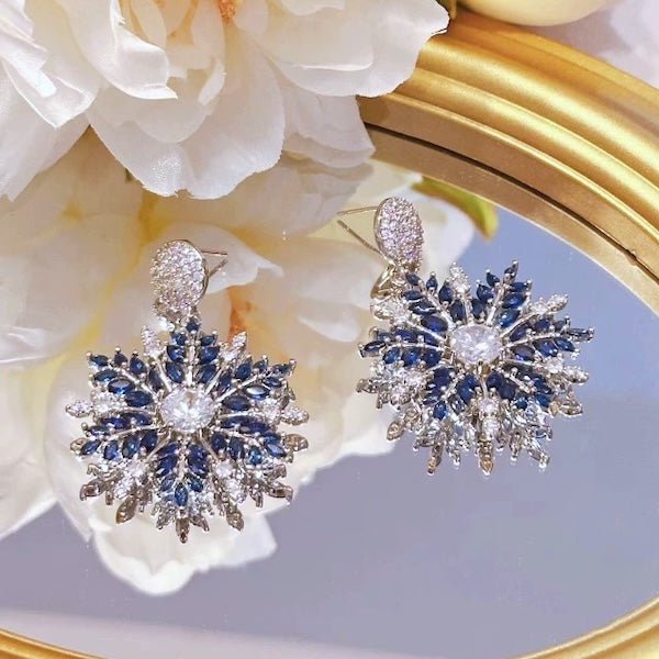 Blauwe sneeuwvlokken sprankelende kerstoorbellen