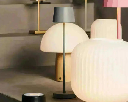 Combi Set Professional – 4 x Vondel Mini Stone Grey Rechargeable Table Lamps & 1 x Amstel Wireless Charging Station with Q1-Technology – Perfect for Restaurants, Hospitality & Hotels