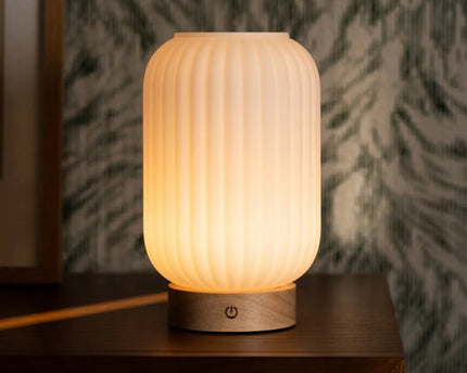 Unieke oplaadbare lamp Lilly – matglas en houten voet, dimbaar, 3 lichtmodi